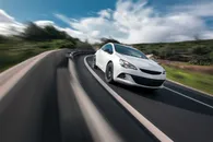 飞驰在公路上的白色汽车高清图片