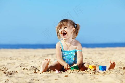 儿童系列 - 在沙滩上开心可爱的小女孩