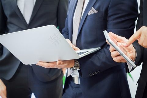 拿着笔记本在办公