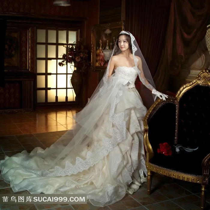 欧式沙发椅边上的美女新娘艺术婚纱摄影