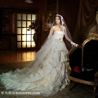 欧式沙发椅边上的美女新娘艺术婚纱摄影