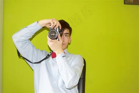 正在摄影的男子图