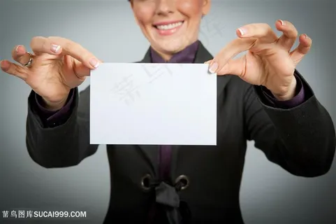 展示空白名片的商务人士 展示空白名片的商务人士
