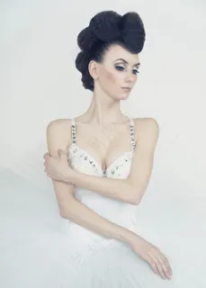 白色蓬蓬裙美女模特图片 白色蓬蓬裙美女模特图片