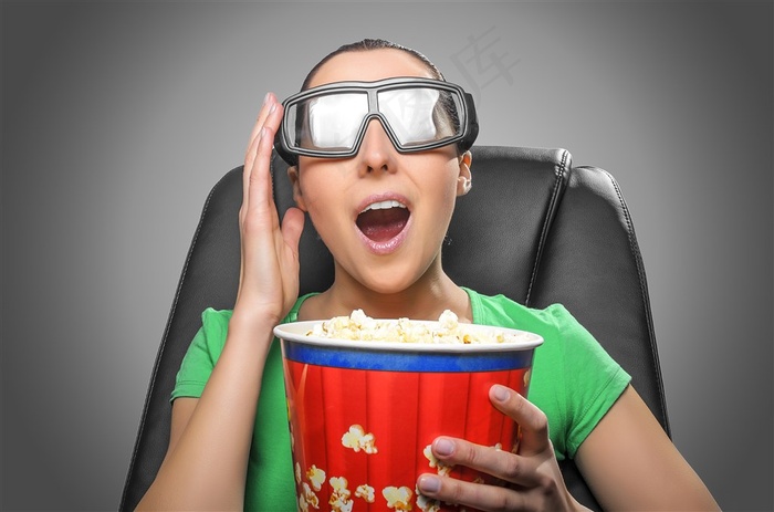 戴着3D眼镜的时尚青年图