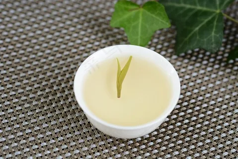 深绿色竹叶青茶叶高清图