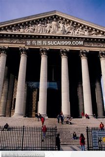 古堡前的石柱和游人