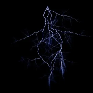 黑背景下的唯美闪电