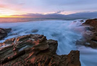 唯美海边海浪礁石风景图片