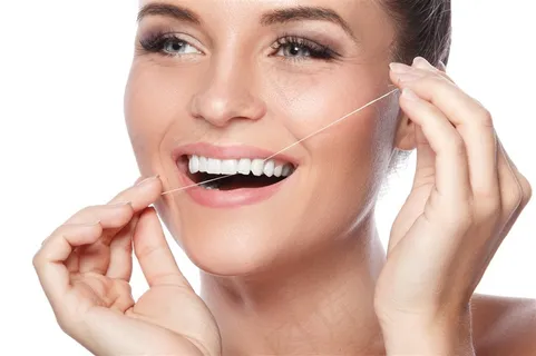 使用牙线的美女图 使用牙线的美女图
