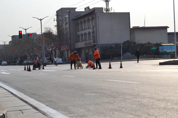 环卫工人修马路