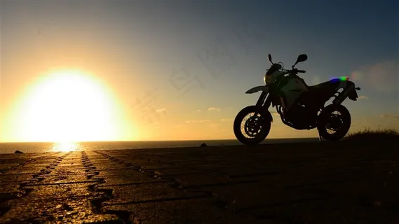 夕阳下的摩托车剪影高清摄影图片 夕阳下的摩托车剪影高清摄影图片