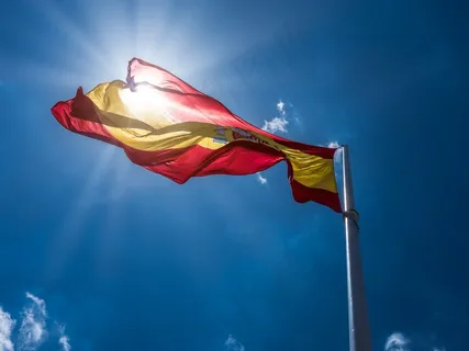烈日下飘扬旗帜图片 烈日下飘扬旗帜图片
