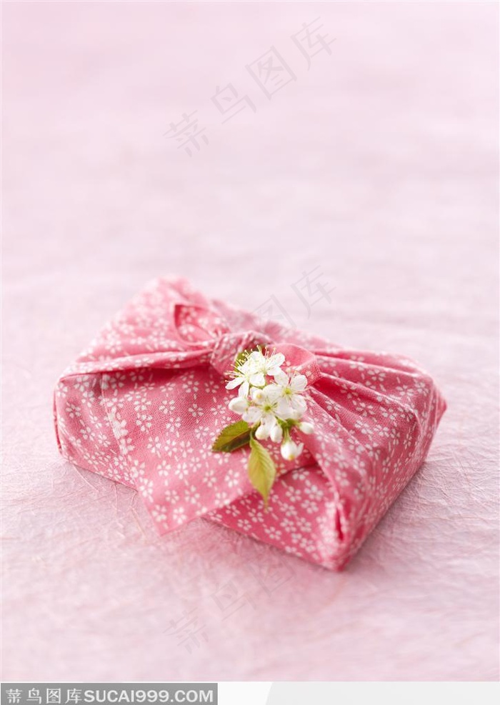 日本传统元素-粉色碎花布包起来的食盒和樱花