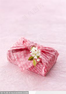 日本传统元素-粉色碎花布包起来的食盒和樱花