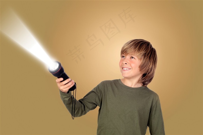手电筒与生活人物大图