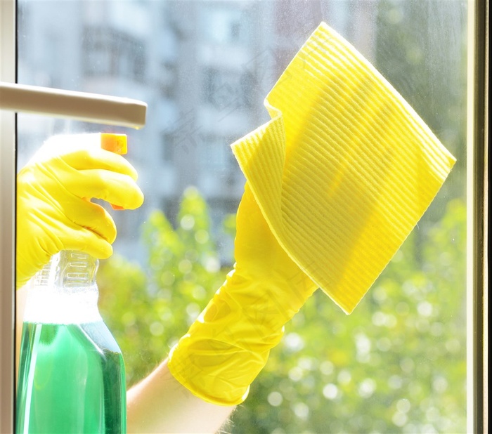 双手一起清理玻璃