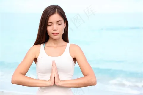 海边瑜伽打坐的美女 海边瑜伽打坐的美女