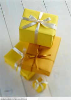 情人节礼物-堆起的黄色礼盒
