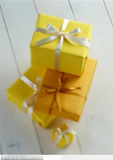 情人节礼物-堆起的黄色礼盒