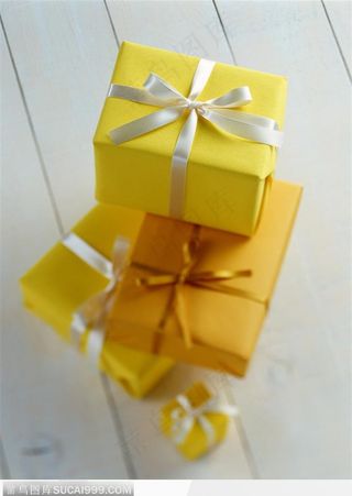 情人节礼物-堆起的黄色礼盒