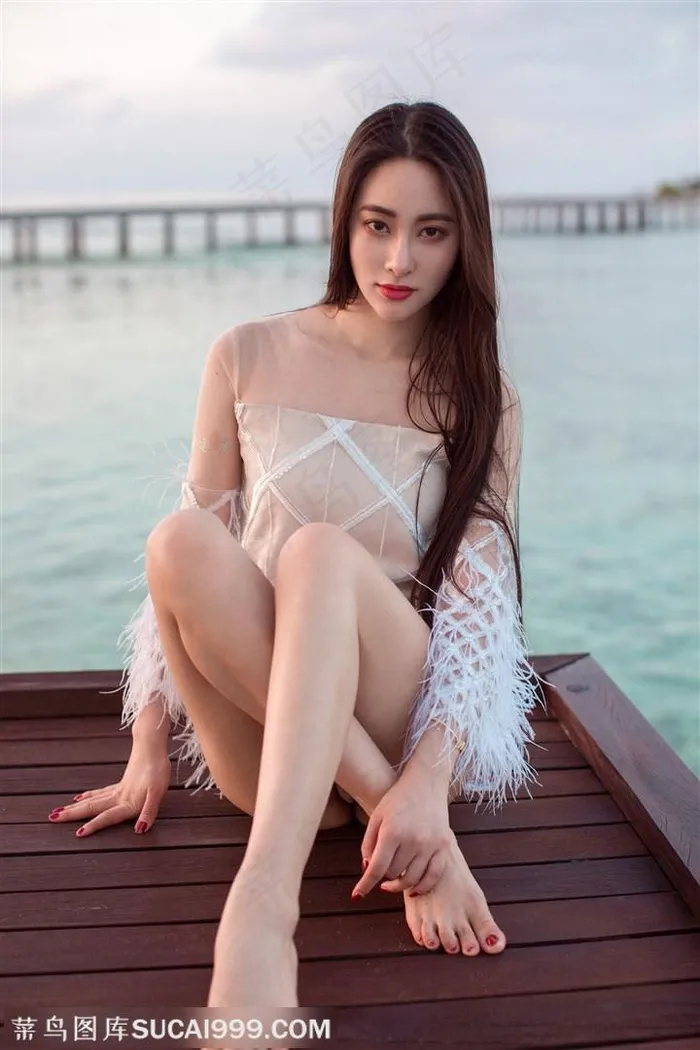 坐在湖边的高清美女穆菲菲图片