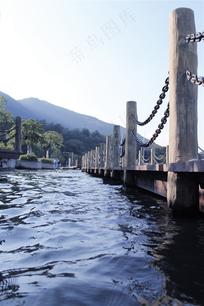 湖边的木桥图片