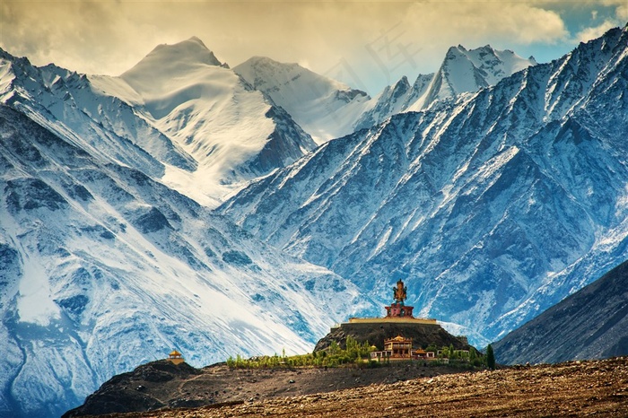 美丽的雪山景色与佛像图片