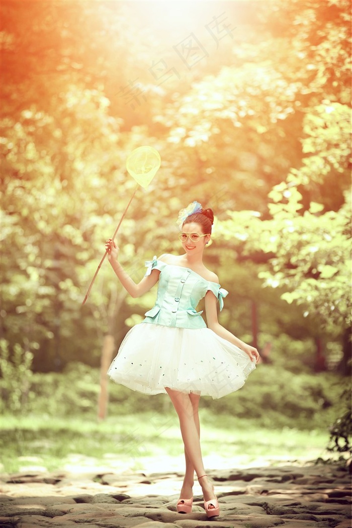 林间恋人艺术照摄影特写