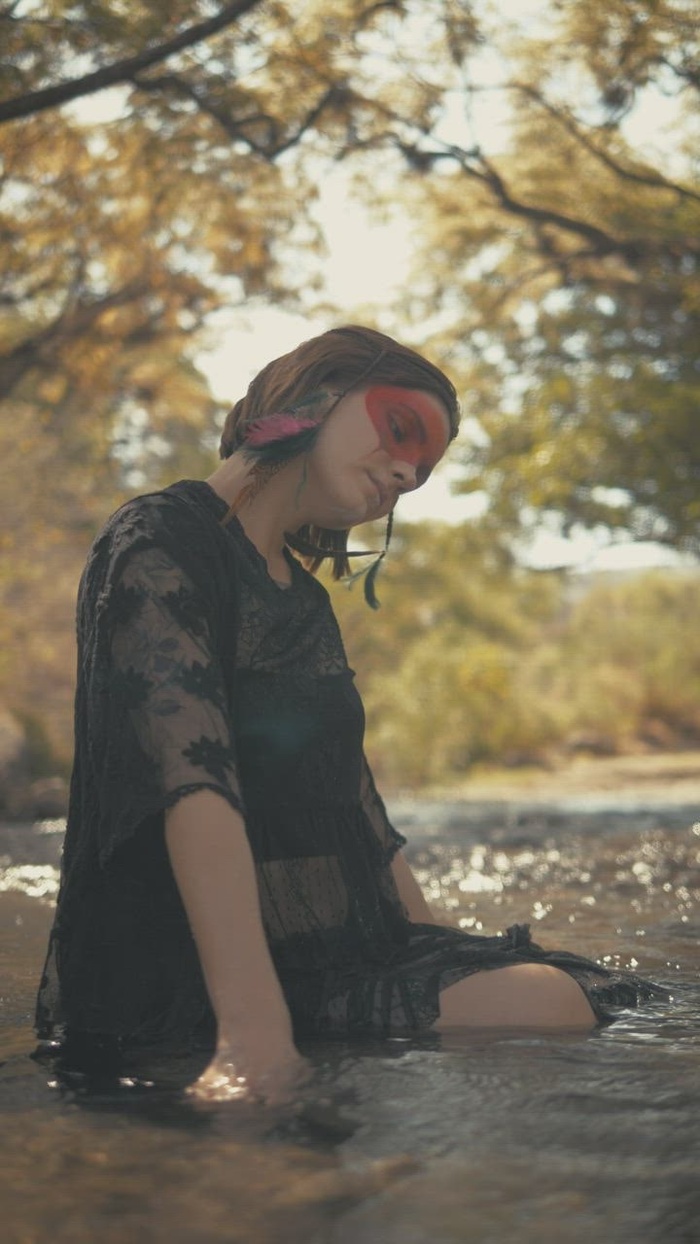 坐在水上的独立时尚女孩