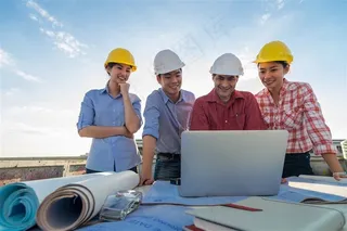 蓝天下戴着安全帽工作的工程师们高清图片