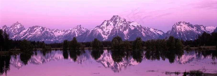 雪山湖畔山水风景图片