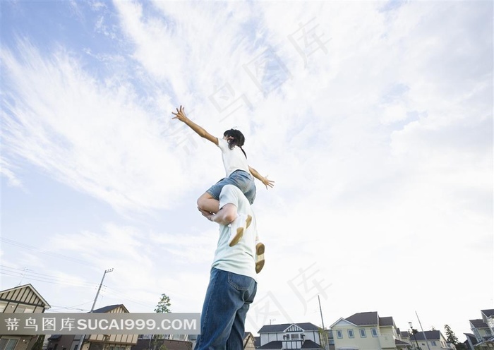 亲子广告元素 孩子坐着父亲的肩膀上展开手臂背影图
