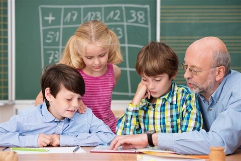 教室里的老师和学生