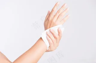 湿巾擦手图片