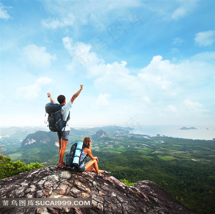 登上高峰的情侣高清图片