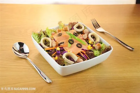 木桌上美味诱人的鸡肉鱿鱼芦笋生菜甘蓝火腿黑水榄沙拉
