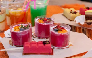 清爽夏季果汁饮品摄影照片