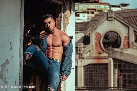 古老的房子秀肌肉的男子男人图片