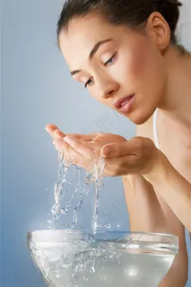 时尚洗脸的女人