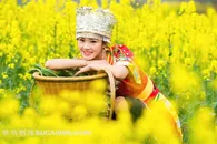 花海里的少数民族姑娘高清大图