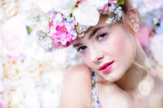 花朵和金发美女