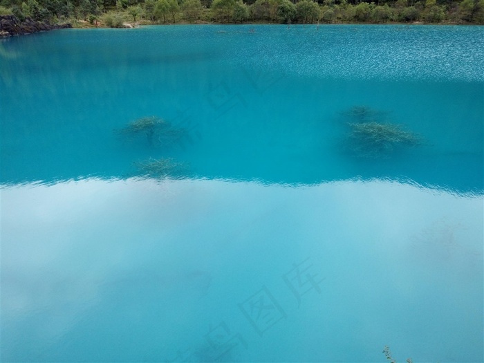 一湖碧水涟漪