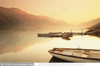 黄昏下的湖与山脉水中木船