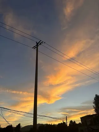 电线与金色云彩风景图