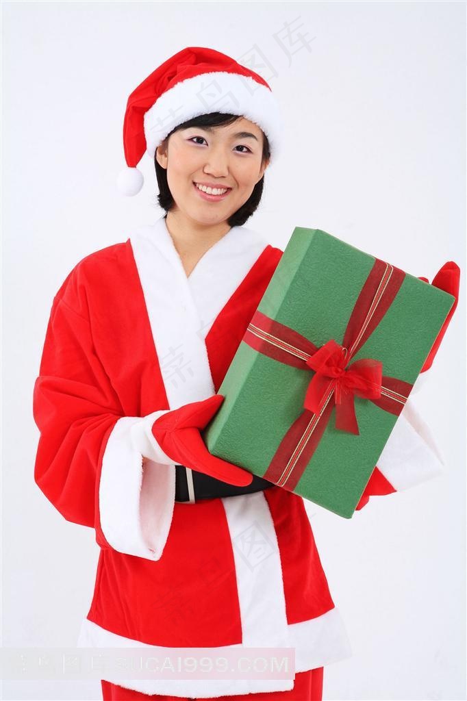 微笑的抱圣诞礼物的圣诞宝贝