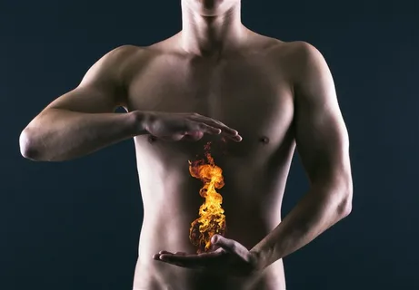 赤裸上身双手之间燃烧着火焰的男士高清图片 赤裸上身双手之间燃烧着火焰的男士高清图片