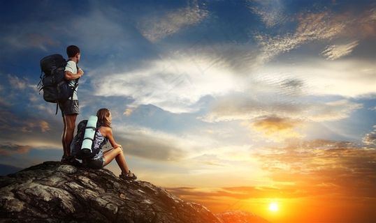 黄昏岩石上的情侣男女