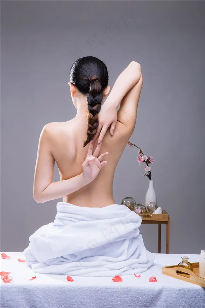浴袍美女背部