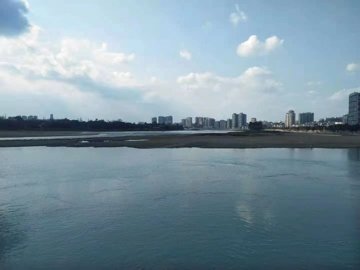 蓝色城市自然风光天空与湖面风景图